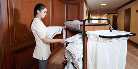 Here's how much you should tip hotel housekeeping - Business Insider