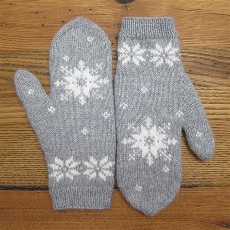 Winter Mitten Pattern | AllFreeHolidayCrafts.com