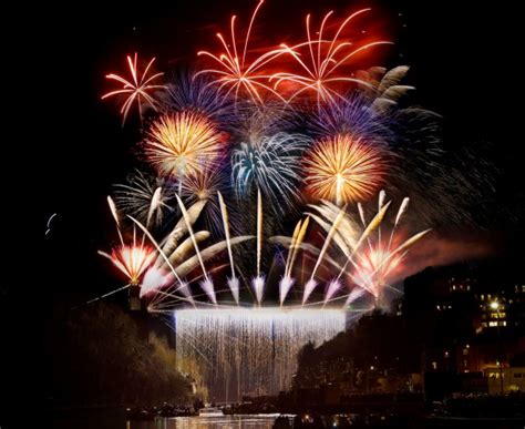 Spectacular fireworks display celebrates 150th anniversary of Clifton Suspension Bridge - SWNS