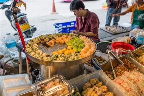 Street food in Bangkok, Thailand – Stock Editorial Photo © somdul #91281164