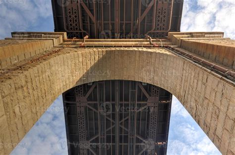 Roosevelt Island Bridge, New York 16100575 Stock Photo at Vecteezy