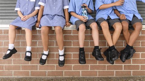 Tenues vestimentaires en classe: "Les règlements des écoles sont trop ...