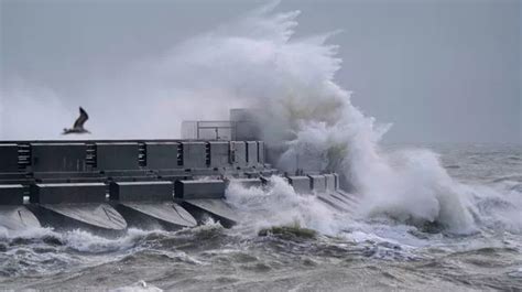 Storm Kathleen: Met Office severe weather warning as gale force winds smashes into Britain ...