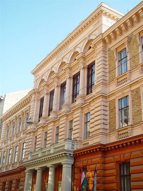 Budapest Business School - Business Information Center