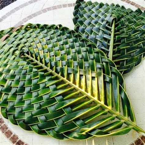 Pin by Larry Oakes on idées a retenir | Leaf crafts, Coconut leaves ...