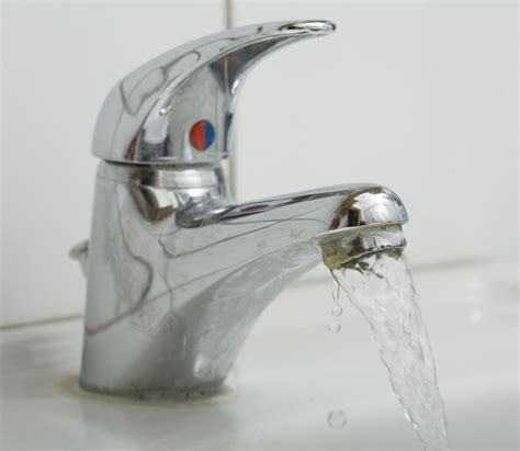 What are the Different Types of Faucet Handles? (with pictures)