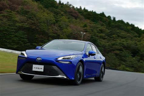 Toyota Mirai: testamos carro movido a hidrogênio que ainda purifica o ...