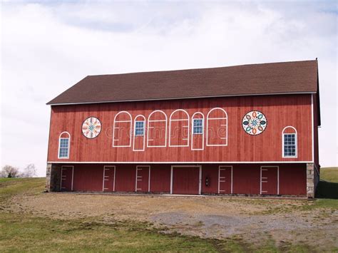 Red Barn With Pennsylvania Dutch Hex Sign Stock Photo - Image: 4812220