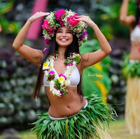 Pin by Joelma Duarte on Fantasia de havaianas carnaval in 2024 | Hawaiian dancers, Hawaiian ...