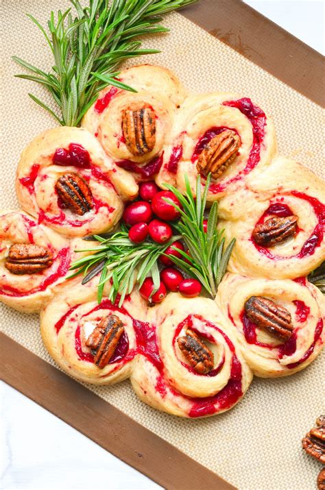 Cranberry Brie Crescent Wreath | Recipe | Holiday appetizers recipes, Festive appetizers, Brie ...