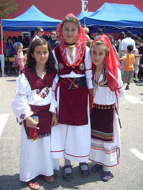 Kosovo – Wikipedia | Albanian culture, Serbian clothing, Traditional ...