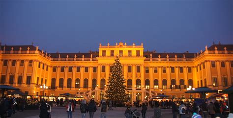 Schonbrunn Palace at Christmas - 2011 (photo by Peggy Mooney) | Christmas markets europe ...