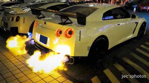 FLAMES! Akrapovic Nissan GTR R35 INSANE Revs & Acceleration - Singapore ...