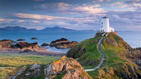 Tŵr Mawr lighthouse on Llanddwyn Island in Anglesey, North Wales | Peapix