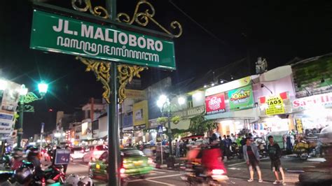 Malioboro street is a major shopping street in Yogyakarta | Excellent ...