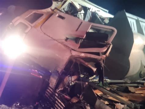 Mpumalanga: Horror Truck Crash Along R33, Near Carolina, Leaves 5 Dead, 2 Injured - The Bulrushes
