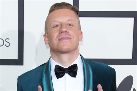 Macklemore gets a late night slice at NYC’s Artichoke | Page Six