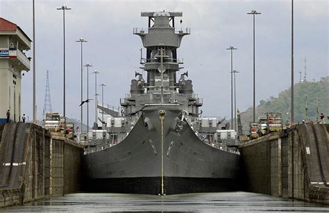 USS Iowa (BB-61) Passing through the Panama Canal on March 28th, 2001. [1996 x 1297] : r ...