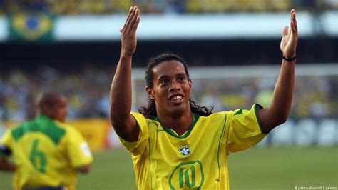 Ronaldinho retires from football – DW – 01/17/2018