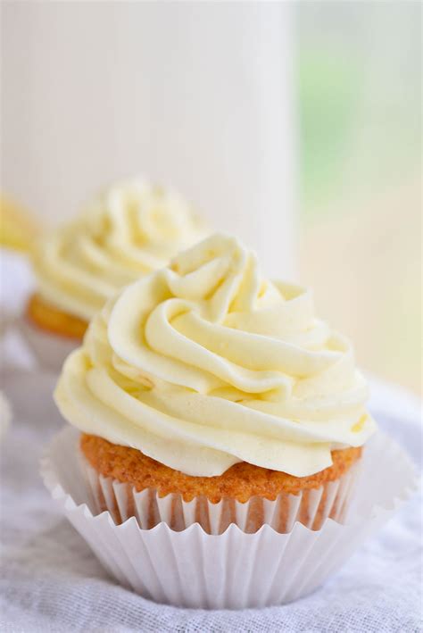 Easy Lemon Cupcakes - WonkyWonderful