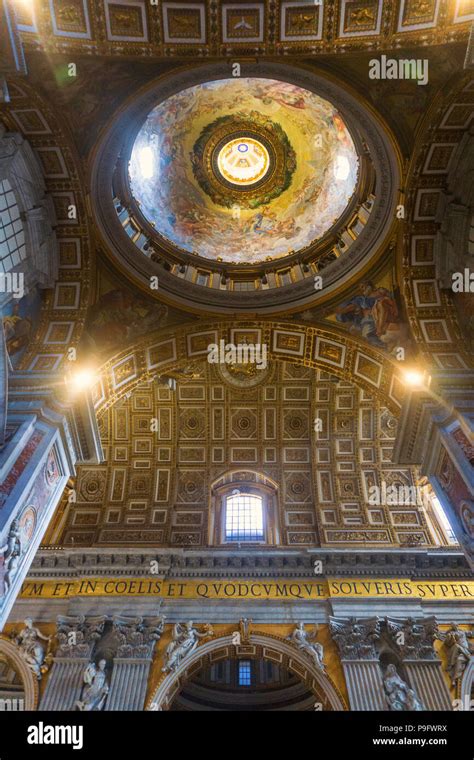 El interior de la Basílica de San Pedro en Roma, Italia Fotografía de ...