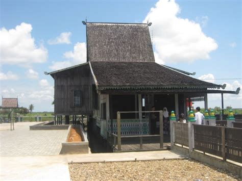 Sejarah Rumah Adat Bubungan Tinggi Dari Kalimantan Selatan - Sering Jalan