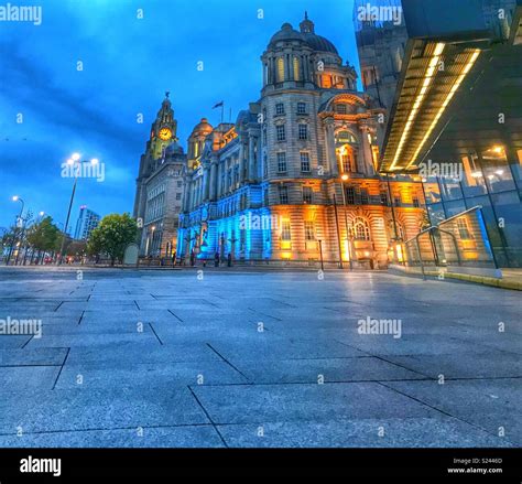 Liverpool waterfront at night hi-res stock photography and images - Alamy