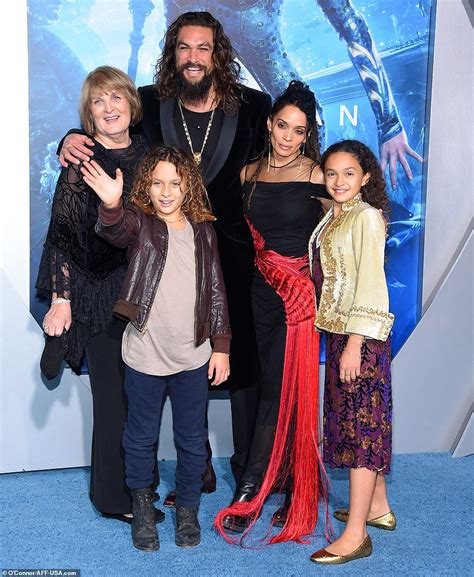 Jason Momoa and wife Lisa Bonet pack on the PDA at Aquaman premiere ...