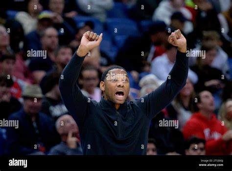 New Orleans Pelicans coach Willie Green gestures during the first half ...