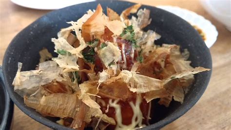 Katsuobushi (Dried & Smoked Bonito Flakes) moving food. - YouTube