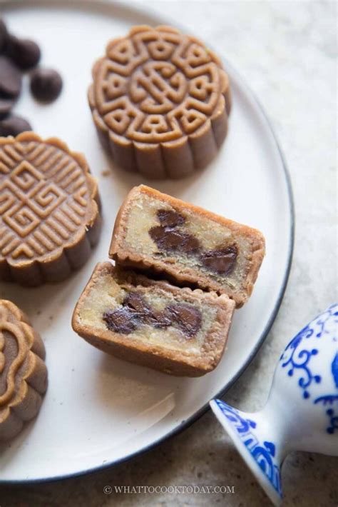 How to bake chocolate mooncakes without golden syrup and alkaline water