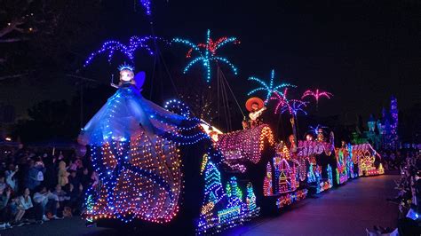 VIDEO: The Main Street Electrical Parade at Disneyland Returns with a NEW Finale Float for 50th ...