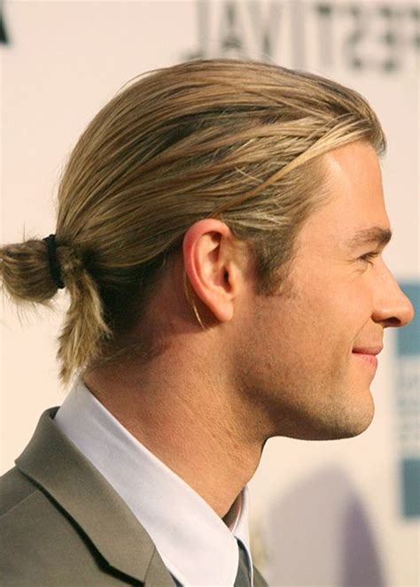 Learn to tie the most effortless man bun | Lange haare männer ...