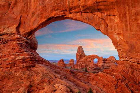 Arco De Torreta a Través De La Ventana Norte En El Parque Nacional ...