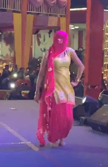 Haryanvi Dancer Sapna Choudhary’s Sexy Dance Moves at a Recent Stage Show For Holi Thrills ...