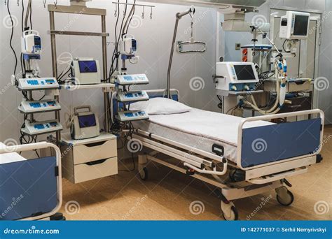 Cuidados Intensivos De La Sala De Urgencias Del Hospital Equipo Moderno ...