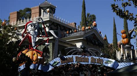 Disneyland's 2021 Haunted Mansion Gingerbread House Is Spookier Than Ever