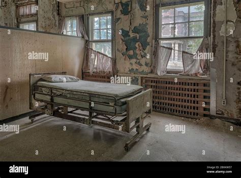 Abandoned asylum bed hi-res stock photography and images - Alamy