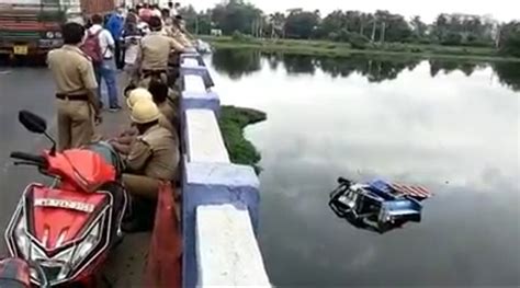 Kolkata: Truck plunges into Santragachi lake, driver, helper go missing | Indiablooms - First ...