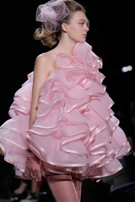 Celebrities Keep Wearing This Loofah Dress | Marc jacobs, Fashion show ...