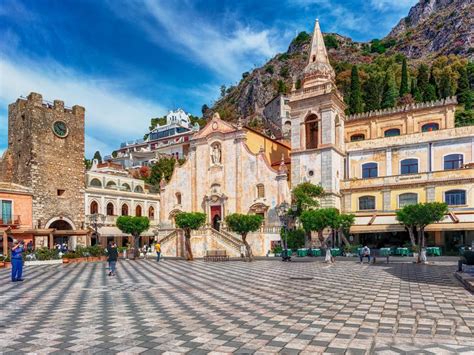 Piazza IX Aprile (April 9th Square), Taormina