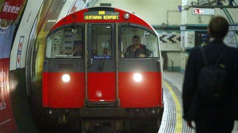 Tube door opens between stations on Piccadilly line - BBC News