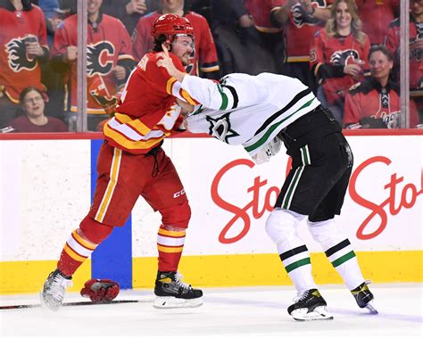 NHL playoffs 2022: Flames-Stars first period ends in absolute chaos