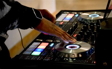 7 Best DJ Mixing Boards for Beginners (That Won't Break The Bank ...