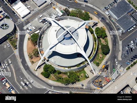 Theme Building at LAX Airport. Iconic space age structure with Populuxe ...