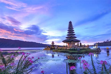 Ulun Danu Beratan Temple is a famous picturesque landmark located on ...