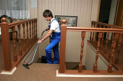 How to Vacuum Stairs the Right Way (In 3 Easy Steps) - Household Advice