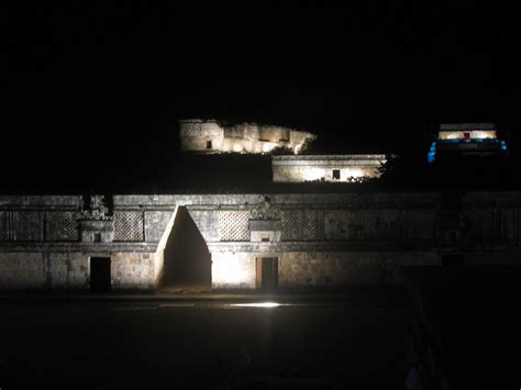 Uxmal de noche | A las 19.00 empezó en Uxmal un show nocturn… | Flickr