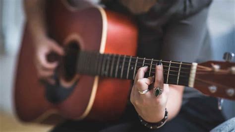 Aprender a tocar guitarra española fácilmente | Lied, Gitarre lernen, Zur taufe