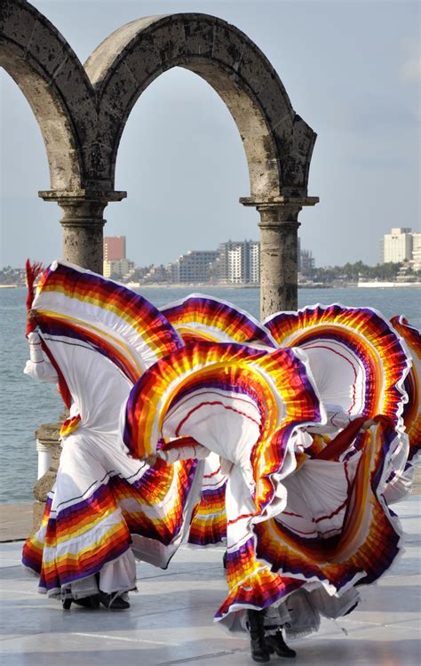 Folkloric_Dance_of_Jalisco%2C_Mexico_in_Puerto_Vallarta.jpg